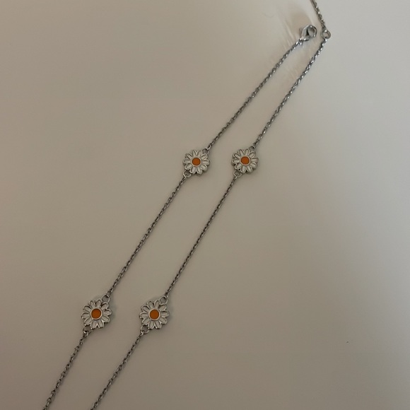 🌼Pura Vida🌼 Daisy Necklace - Picture 4 of 5